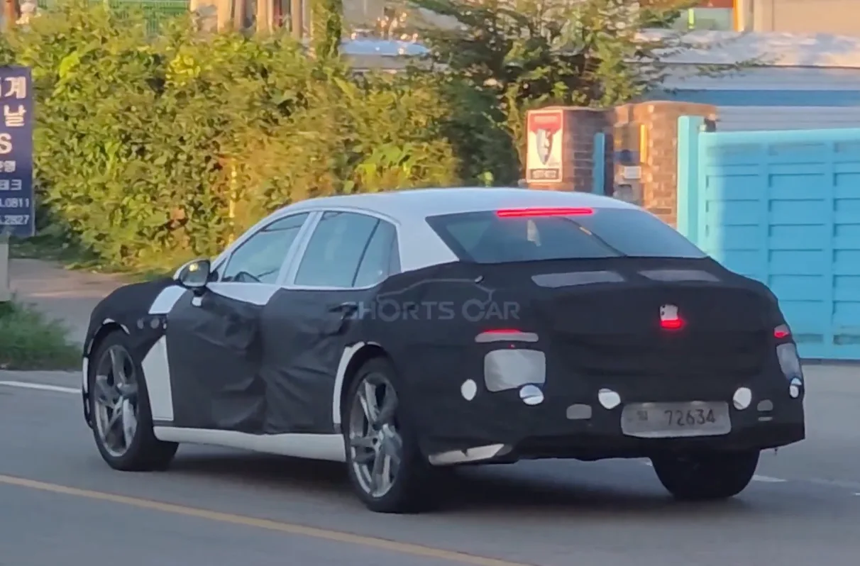 Genesis G90 Facelift Illuminated Crest Grille Leaked