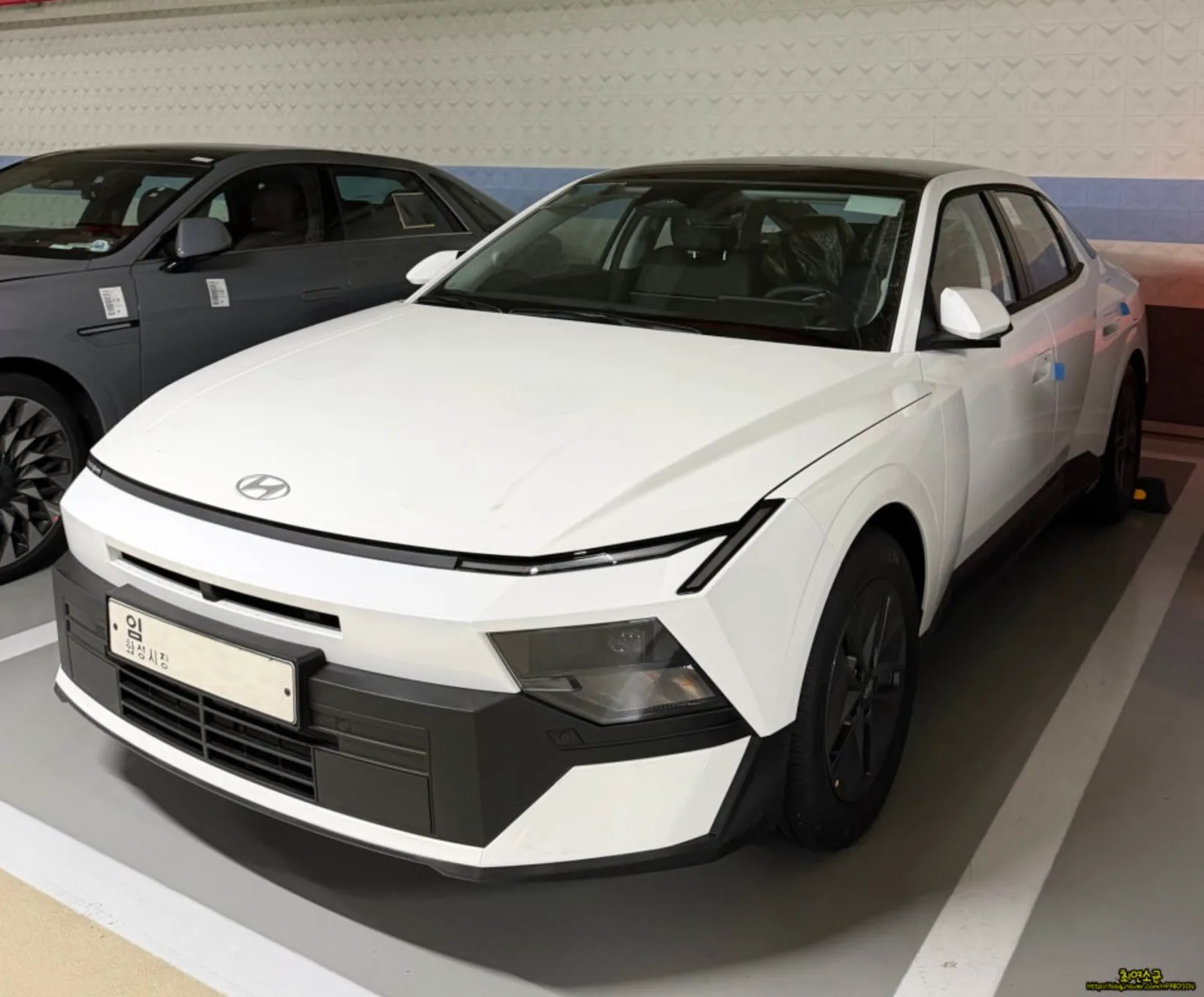 Hyundai Avante Base Model Spotted with Bulb Indicators & Brake Lights, 16" Wheels