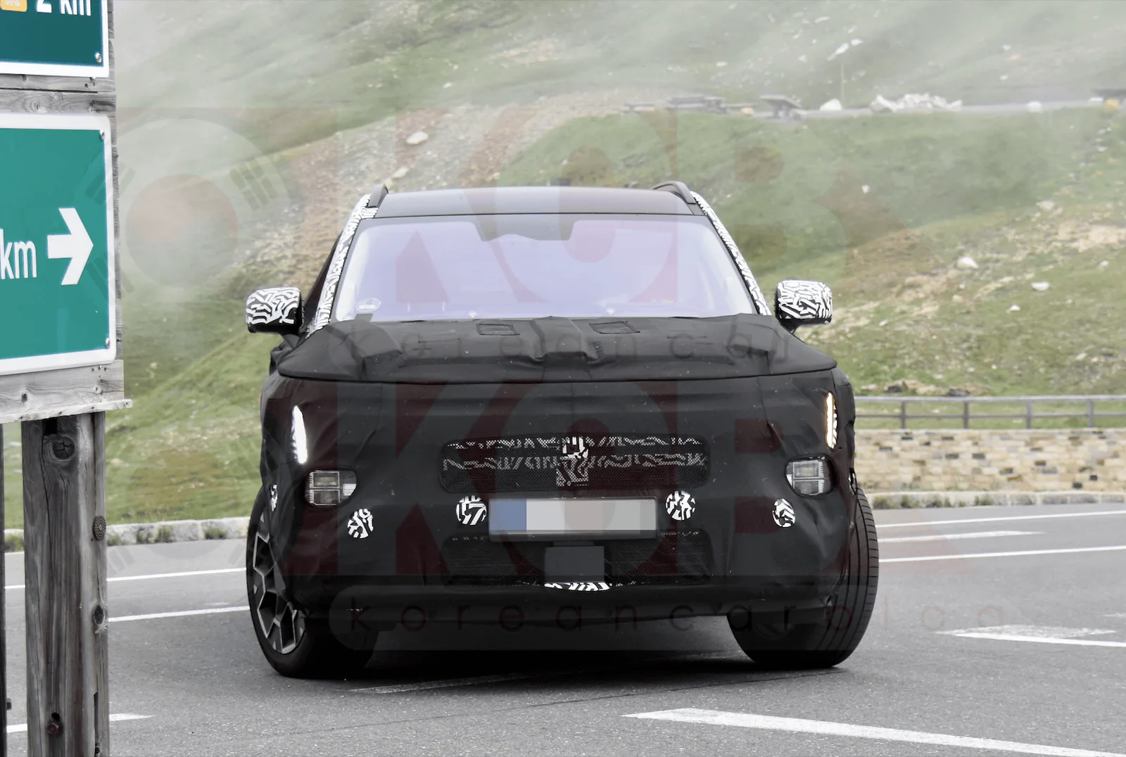 Next-Gen Hyundai Tucson Shows Its Rear LED Bar for the First Time