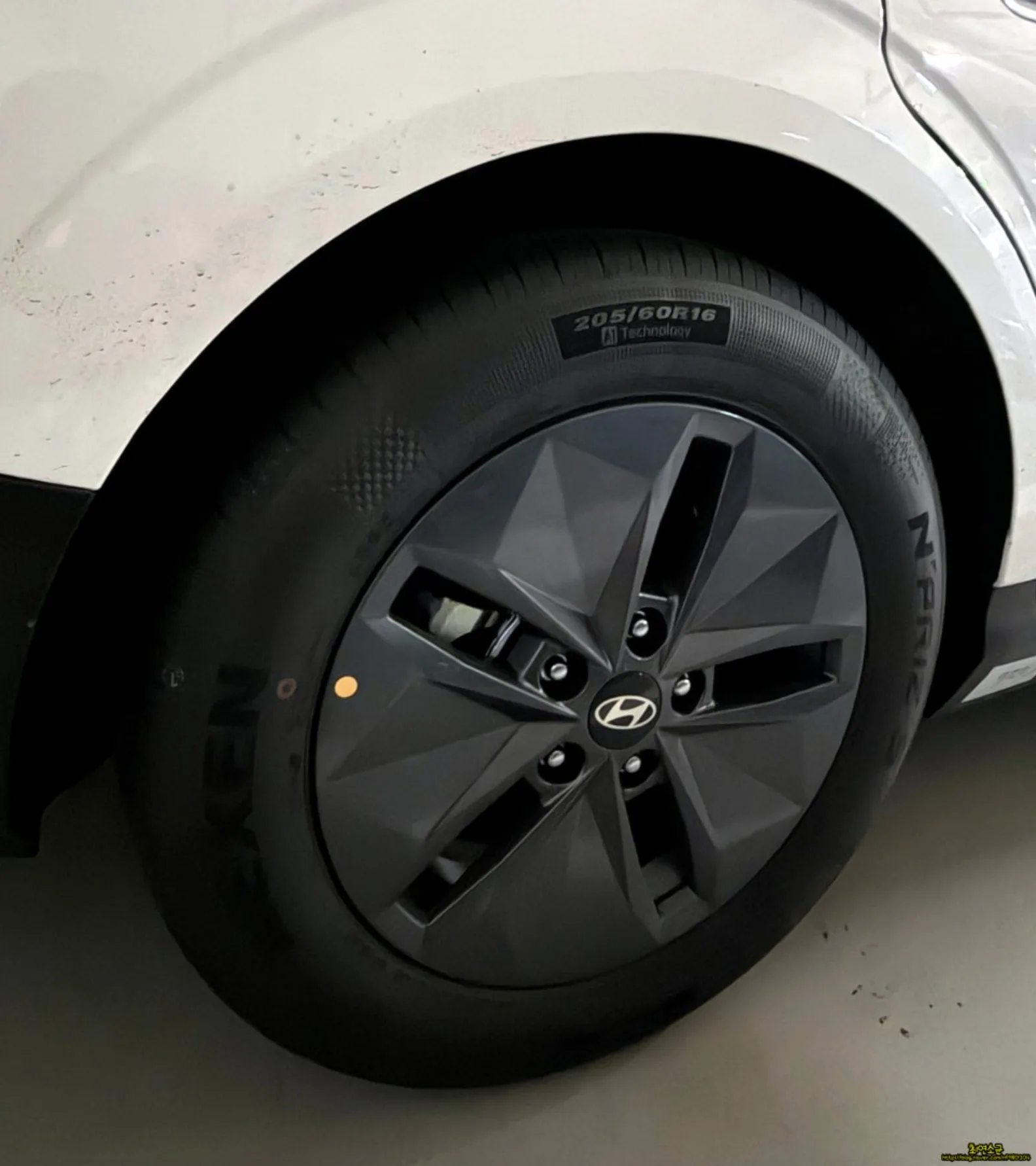 Hyundai Avante Base Model Spotted with Bulb Indicators & Brake Lights, 16" Wheels