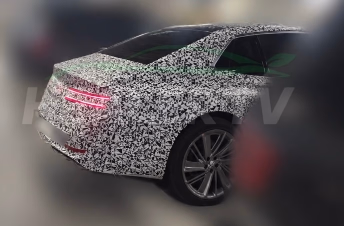 Genesis G90 facelift prototype rear with two-line taillights
