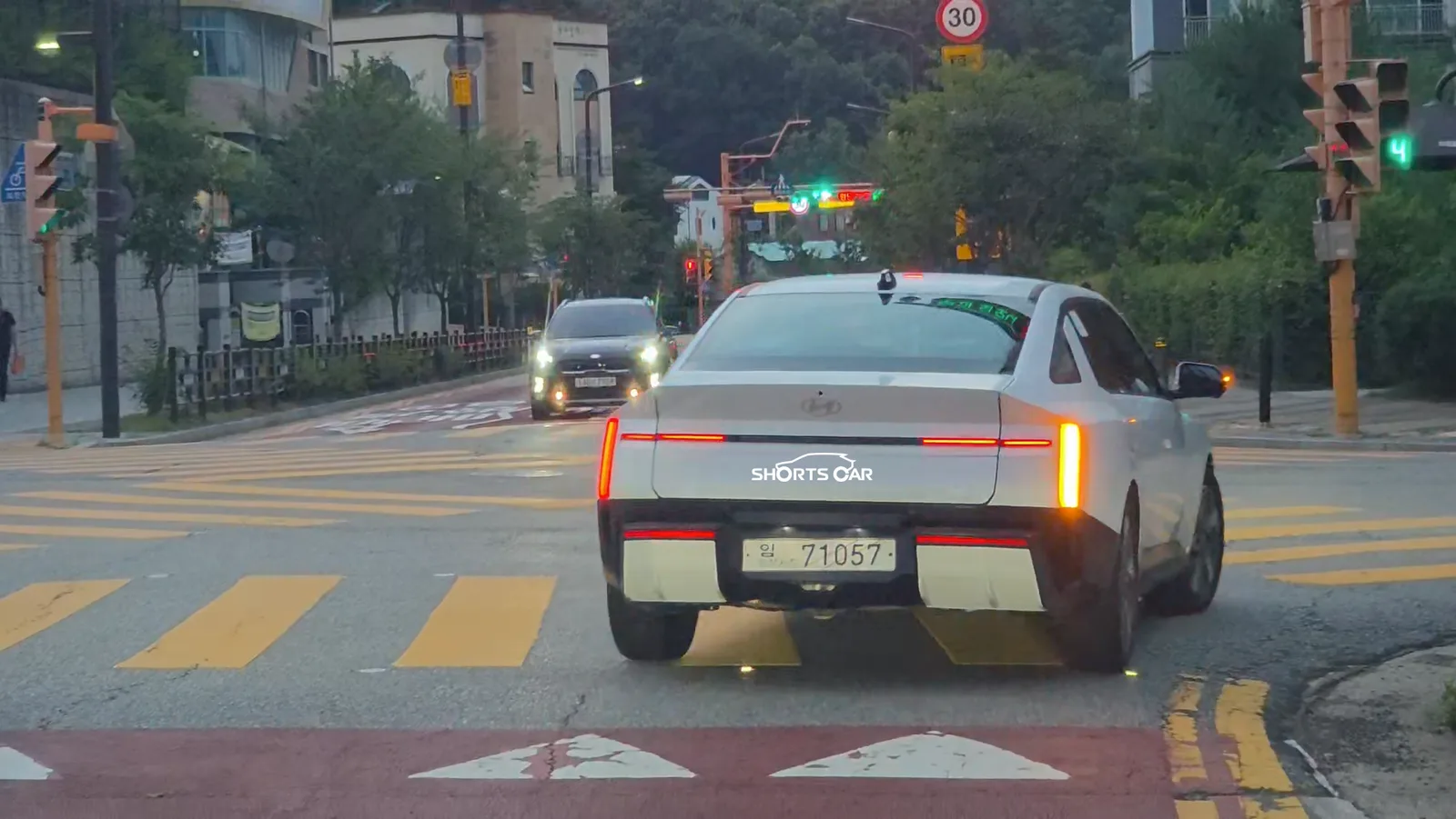 New Hyundai Avante Caught in Traffic: Surprising Center-Tailgate Brake Light Configuration