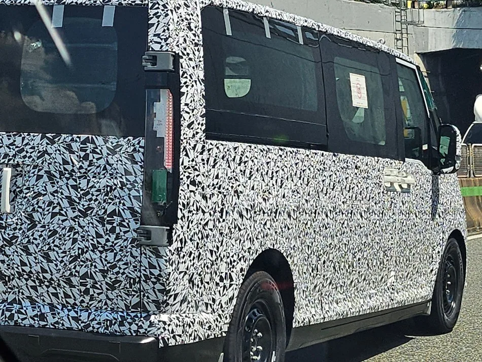 Kia PV7 Full Size Electric Van Spotted with Less Camouflage