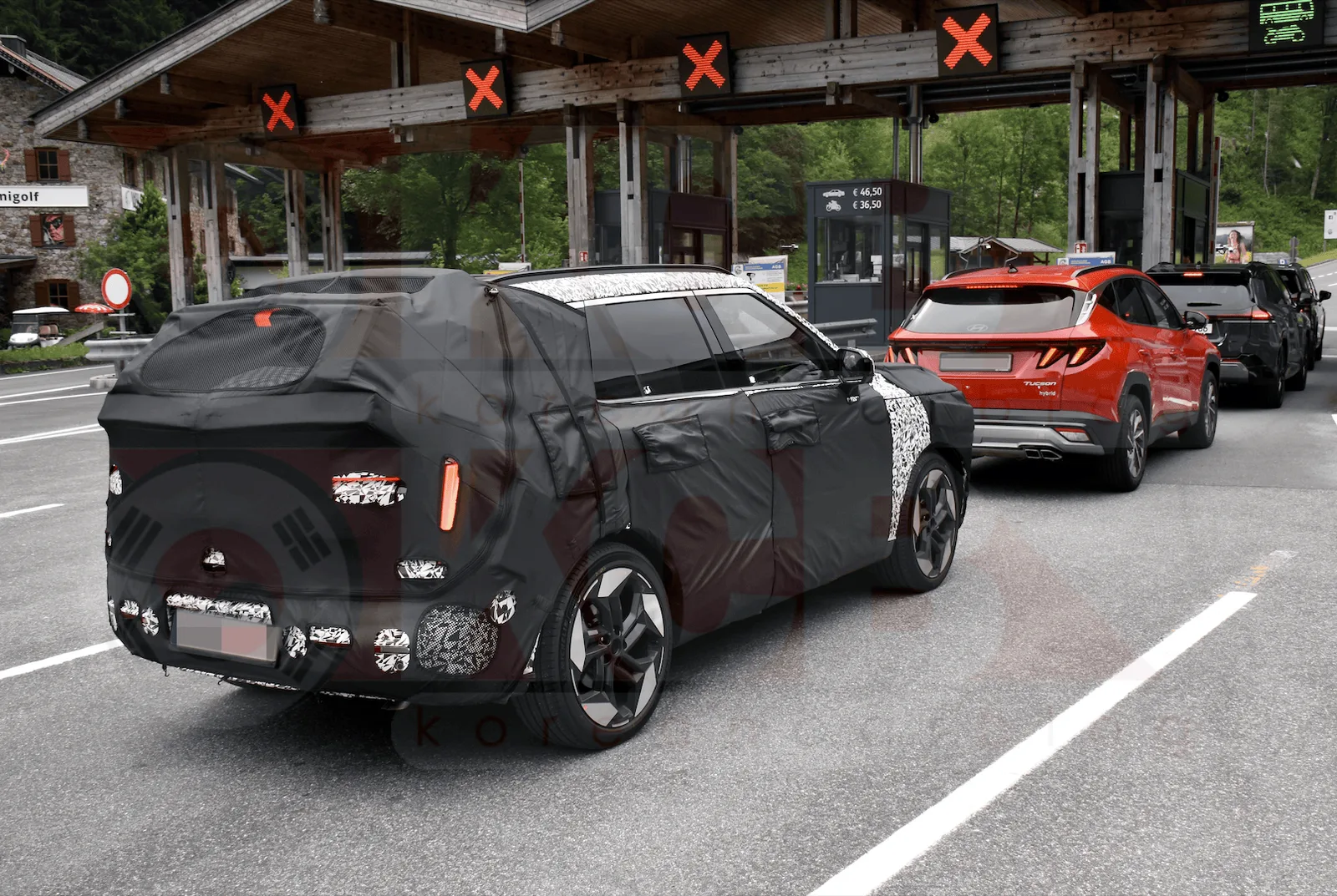Next-Gen Hyundai Tucson Shows Its Rear LED Bar for the First Time