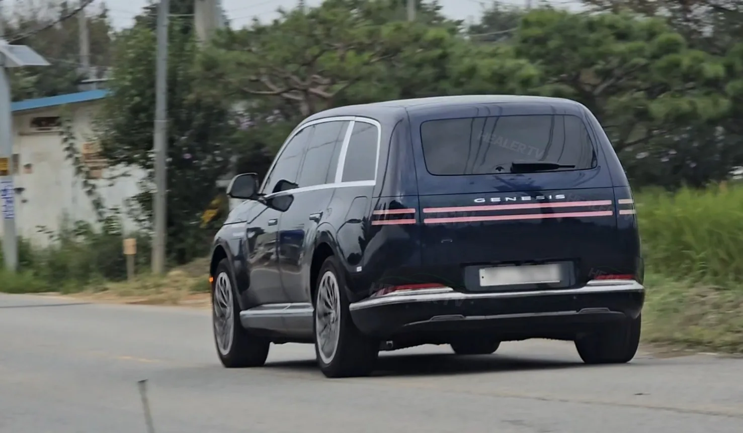 First Real-World Photos: Genesis GV90 Seen Outside the Show Floor